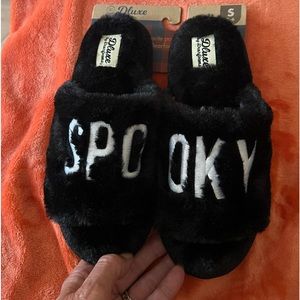 Dearfoams Dluxe Spooky Black Faux Fur Slippers, new with tag, womens small 5-6
